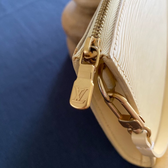 Louis Vuitton Epi Leather Pochette - Vanilla - Picture 15 of 16
